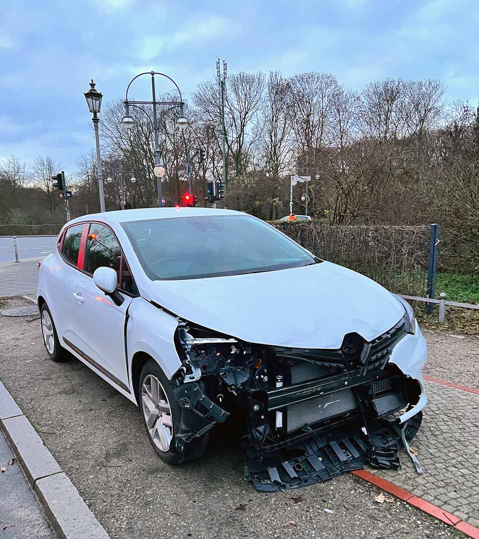 Unfallwagen mit Frontschaden steht am Straßenrand und wird für den Unfallwagen Ankauf Memmingen angeboten