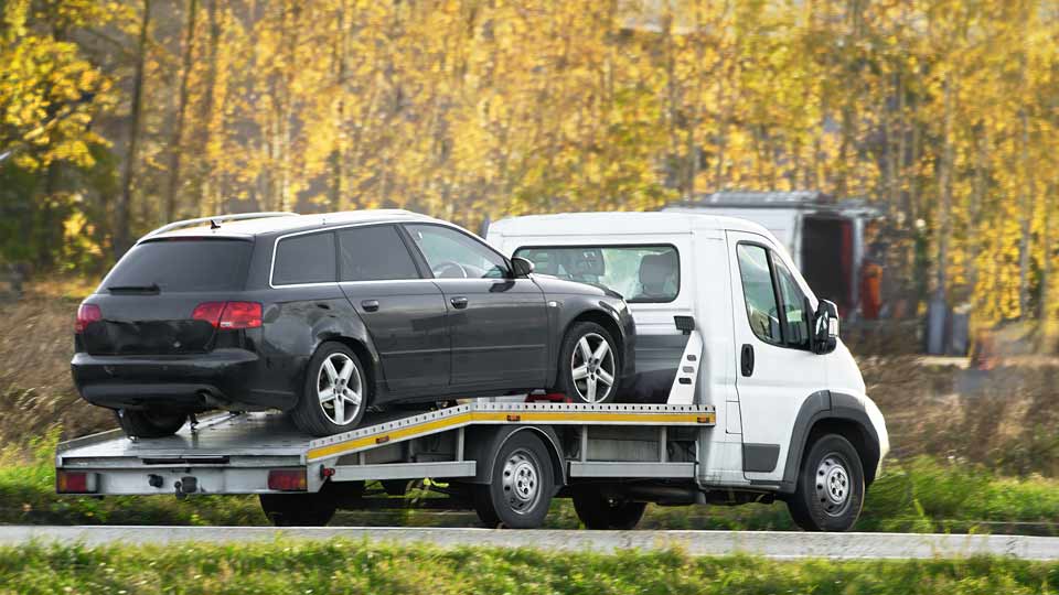 Ein Auto wird auf einem Abschleppwagen verladen und kostenlos bei Autoankauf Memmingen abgeholt 